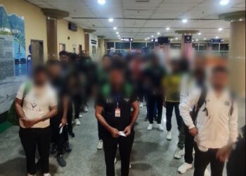 WARGA Pakistan yang dihantar pulang ke negara asal selepas diberikan notis penolakan masuk oleh Jabatan Imigresen di LTAL, Langkawi.