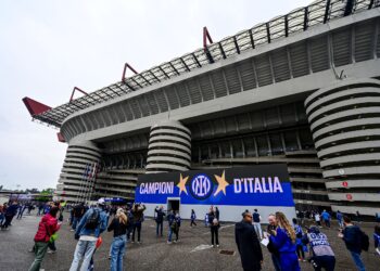 PENYOKONG Inter Milan berdiri di hadapan kain rentang 'Juara Itali' di luar stadium sebelum aksi Serie A baru-baru ini. - AFP