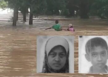 MUHAMMAD Rosman Rohadi yang lemas bersama ibunya, Salmah Mat Zain ketika banjir di Kampung Tanjung Kanan, Kuala Nerang di Padang Terap. – UTUSAN/SHAHIR NOORDIN