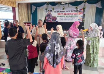 MUHAMMAD Sanusi Md. Nor menyantuni sekumpulan kanak-kanak yang menyertai aktiviti diatur Jabatan Kebajikan Masyarakat (JKM) di PPS SMK Tanah Merah, Pendang, Kedah.