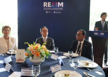 MOHAMED Khaled (kanan) ketika menghadiri sesi makan tengah hari bersama wakil delegasi negara antarabangsa pada sesi hari kedua REAIM 2024 di Seoul hari ini.