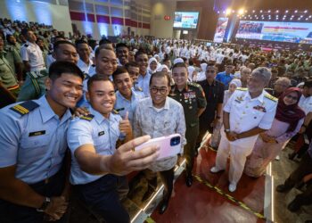 Mohamed Khaled Nordin pada program Syarahan Eksekutif bersama Pegawai Kadet Pasukan Latihan Pegawai Simpanan (PALAPES) Universiti Awam di Universiti Pendidikan Sultan Idris (UPSI), Tanjung Malim. semalam. - UTUSAN