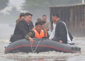 KIM Jong-un melawat kawasan yang dilanda banjir di wilayah Pyongan Utara, dalam gambar dikeluarkan KCNA, pada 31 Julai lepas.- YONHAP