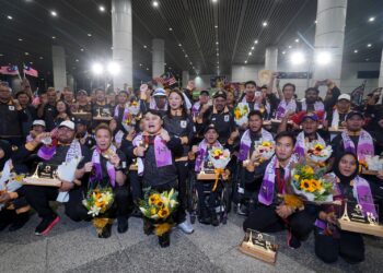 MENTERI Belia dan Sukan, Hannah Yeoh (tengah) menyambut kepulangan kontinjen para negara yang telah selesai berjuang di Sukan Paralimpik Paris 2024 di Lapangan Terbang Antarabangsa Kuala Lumpur (KLIA) semalam. - UTUSAN/Faisol Mustafa