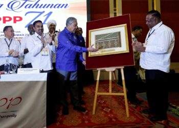 Ahmad Zahid Hamidi merasmikan Perhimpunan Agung Tahunan MyPPP Ke-71, sambil diperhatikan Pemangku Presiden MyPPP, Datuk Dr. Loga Bala Mohan (kanan), di Pusat Dagangan Dunia (WTC) Kuala Lumpur semalam. - UTUSAN/ SHIDDIEQIIN ZON