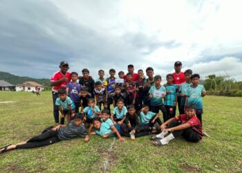 PEMAIN-PEMAIN dan jurulatih Kronos Malaysia serta Kronos Tranung Soccer Academy (KTSA) bergambar bersama selepas mendominasi Kejohanan Bola Sepak Sembilan Sebelah Bawah Usia 12 tahun anjuran Kelab Akademi Bola Sepak Gerak Lian FC di Padang Bola Sepak Kampung Temiang, Marang, Terengganu, kelmarin.