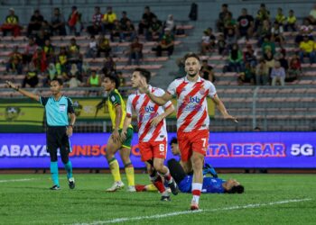 PEMAIN KL City FC, Jovan Motika (kanan) meraikan kejayaannya menjaringkan gol ketika membantu pasukannya  menewaskan KDA FC 5-0 di Stadium Bola Sepak Kuala Lumpur di sini, hari ini. UTUSAN/FARIZ RUSADIO