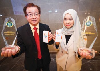 ANDREW Tan bersama Nur Irdina menunjukkan produk UVeCare yang dinobatkan sebagai Face Brightening Sunscreen dalam Anugerah Pilihan Pembaca Natural Health.