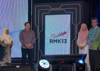 RAFIZI Ramli (dua kiri) merasmikan Persidangan Permulaan RMK13 di Sepang Selangor. - UTUSAN/FAISOL MUSTAFA