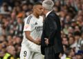 PENYERANG Real Madrid, Kylian Mbappe dilihat berbual bersama jurulatihnya, Carlo Ancelotti ketika menentang Alaves dalam aksi La Liga di Santiago Bernabeu, semalam. - AFP