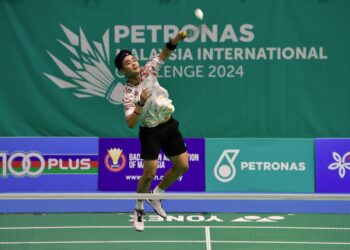 PEMAIN Malaysia, Soong Joo Ven mara ke pusingan ketiga Cabaran Badminton Antarabangsa Petronas selepas mengalahkan pemain senegara, Garrt Tan 21-13, 21-13.  - UTUSAN.