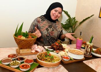 NOR Hafiz bersama sebahagian hidangan yang terdapat di Restoran Betawi.