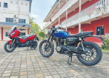 CB350 RS (kanan) menampilkan gaya retro, manakala ADV350 adalah skuter adventure alaf baharu.