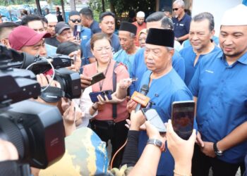 MUHYIDDIN YASSIN dalam sidang akhbar selepas Kenduri Rakyat di Kampung Bentong, Kluang, Johor, hari ini.