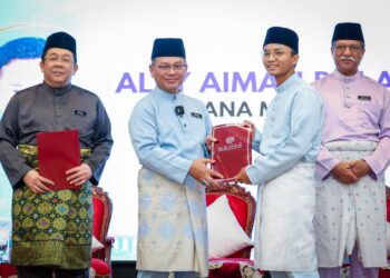 MENTERI di Jabatan Perdana Menteri (Hal Ehwal Agama), Datuk Dr. Mohd. Naim Mokhtar menyampaikan sijil Skim Pembiayaan Hafiz (SPH) 2024 kepada pelajar sarjana muda syariah, Ally Aiman Anuar yang turut disaksikan oleh Timbalan Ketua Pengarah (Dasar) JAKIM, Datuk Dr. Sirajuddin Suhaimee (kiri) dan Timbalan Ketua Pengarah (Operasi) JAKIM, Dr. Roslan Said (kanan) dalam majlis yang berlansung di Institut Latihan Islam Malaysia (ILIM) di sini, hari ini. UTUSAN/MUHAMAD IQBAL ROSLI