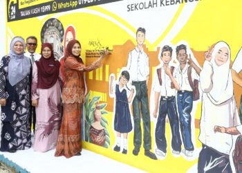 NORAINI Ahmad menandatangani lukisan mural pada Program Advokasi Perlindungan Kanak-Kanak Peringkat Negeri Perak Tahun 2024 di Sekolah Kebangsaan Seri Kelebang di Ipoh hari ini. - UTUSAN/MUHAMAD NAZREEN SYAH MUSTHAFA