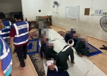 ANGGOTA penguat kuasa JHEAINS membuat pemeriksaan di madrasah kanak-kanak yang dipercayai milik syarikat berkaitan produk Islam di Kuala Pilah pada minggu lalu.