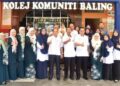 SEBAHAGIAN kakitangan Pejabat Pendidikan Daerah Baling, Kolej Komuniti Baling dan sekolah menengah bergambar kenangan sempena Majlis Kolaborasi Pendidikan Anak-Anak Baling Terjamin 2024 di Baling, Kedah baru-baru ini. – UTUSAN/ABD RAZAK OSMAN.