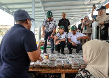 MOHAMAD Sabu melawat gerai jualan tarikan baharu iaitu Floating Market sempena Pameran
Pertanian, Hortikultur dan Agropelancongan Malaysia (MAHA) 2024 di MAEPS Serdang, semalam. – UTUSAN/FARIZ RUSADIO