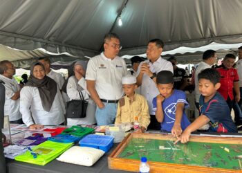 AHMAD Terrirudin Mohd. Salleh (dua kiri) melawat reruai sempena Program Santuni Madani di PPR Paya Nahu, Sungai Petani.