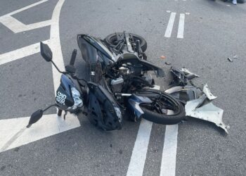 KEADAAN motosikal yang ditunggang seorang pelajar sekolah selepas dilanggar sebuah kereta di Kilometer 146.8, Jalan Johor Bahru-Melaka dekat Semerah, Ahad lalu.