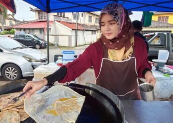 NOR Syazwani Ab. Ghani tidak menyangka video tular dia menebar roti canai membuka pintu rezeki buat mereka sekeluarga di Indera Mahkota 2 di Kuantan, Pahang. - UTUSAN/NORHAFIZAN ZULKIFLI