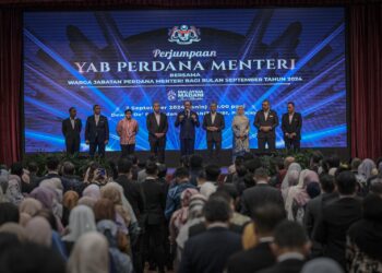 ANWAR Ibrahim ketika berucap pada majlis perhimpunan bulanan bersama warga JPM di Putrajaya. - UTUSAN/FAIZ ALIF ZUBIR