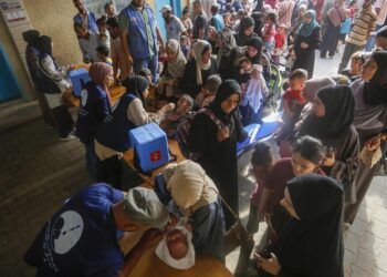 PETUGAS perubatan memberikan vaksin polio kepada kanak-kanak Palestin di tengah Semenanjung Gaza, baru-baru ini.- AGENSI