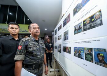 KETUA Polis Negara, Tan Sri Razarudin Husain (dua kanan) melihat antara recopy rampasan pada sidang akhbar Op Global di Pusat Latihan Polis Kuala Lumpur (PULAPOL) di sini hari ini. UTUSAN/FARIZ RUSADIO