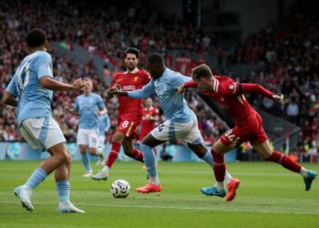 Callum Hudson-Odoi (dua dari kanan) meledak gol kemenangan Nottingham ketika berdepan Liverpool.-AFP