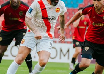 PENYERANG Selangor FC, Ronnie Fernandez cuba melepasi dua pemain Muangthong United dalam aksi Kumpulan H Liga Juara-Juara Asia 2 (ACL2) yang berkesudahan seri 1-1 di Stadium Rajamangala hari ni. - Ihsan Facebook Selangor FC