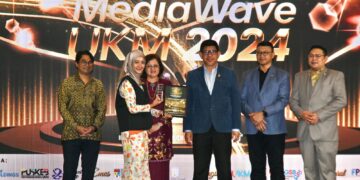 ROSALINDA MD SAID menerima Anugerah Kupasan Isu Terbaik pada majlis MediaWave UKM 2024 di Nexus Bangsar South, Kuala Lumpur., malam ini. - UTUSAN/SYAKIR RADIN