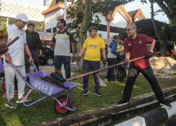 RUMAIZI Baharin (kanan) menyertai Program Hari Cuci Malaysia 2024 di Dataran Bandaraya Ipoh  hari ini. - UTUSAN