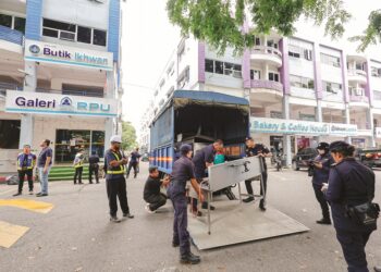 Polis Kontinjen Selangor menyerbu pusat perniagaan yang sebahagian besarnya dimiliki  GISBH, di Bandar Country Homes, Rawang, baru-baru ini. – Mingguan/SHIDDIEQIIN ZON