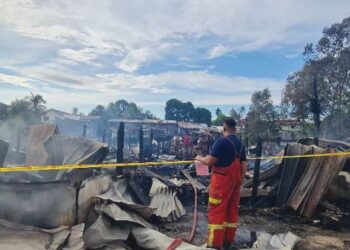 KEADAAN rumah yang musnah terbakar dalam kejadian meragut lima nyawa di Jalan Lembaga Padi, Lorong Burung Keleto di Kota Kinabalu, Sabah, semalam. – IHSAN BOMBA