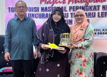 SABARIAH (kiri) menerima hadiah Anugerah Tokoh Puisi Nasional Peringkat Negeri.