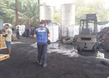 ANGGOTA Penguat kuasa Majlis Bandaraya Diraja Klang (MBDK) menjalankan operasi pemeriksaan di sekitar kawasan perindustrian Teluk Gong di Klang, Selangor, baru-baru ini. – IHSAN MBDK