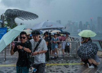 RIBUT kuat berserta hujan lebat dijangka bergerak ke arah barat di sepanjang kawasan pantai Guangdong dan pulau Hainan, sehingga esok.- AGENSI