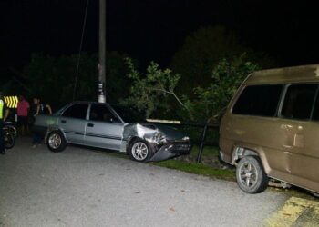 SEBUAH kereta Toyota Corolla dipandu kanak-kanak berusia 10 tahun terbabas dalam kemalangan melibatkan dua buah kenderaan lain di Jalan Arowana 2, Taman Arowana Impian, Seremban, kelmarin.- IHSAN POLIS