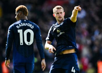 PERTAHANAN Manchester United, Matthijs de Ligt (kanan) dan Marcus Rashford masing-masing menjaringkan satu gol ketika membantu Red Devils menewaskan Southampton 3-0 dalam aksi liga di Stadium St Mary hari ini. - AFP