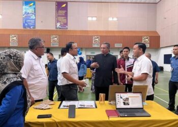 PENERANGAN  oleh wakil ILSAS TNB sewaktu lawatan pameran pada  seminar alam sekitar,  sosial dan tadbir urus (ESG), di Nilai Negeri Sembilan baru-baru ini.