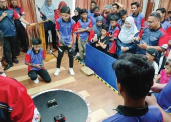 SEBAHAGIAN pelajar yang terlibat dalam aktiviti Program Robotik : From Zero To Hero di Politeknik Seberang Prai , Pulau Pinang.