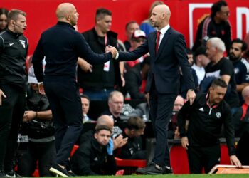 Arne Slot (kiri) bertemu Erik ten Hag ketika pertembungan antara Manchester United-Liverpool di Old Trafford, Manchester pada 1 September lalu. - AFP