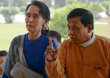 PEMIMPIN kanan NLD, Zaw Myint Maung (kanan) mengiringi Aung San Suu Kyi semasa ketibaannya di Parlimen di Naypyidaw pada 1 Mac 2016.- AFP