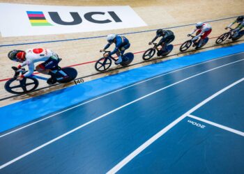 MUHAMMAD Shah Firdaus Sahrom (baju hitam) ketika beraksi acara keirin lelaki pada Kejohanan Berbasikal Trek Dunia 2024, di Ballerup Super Arena, Denmark, hari ini. - AFP