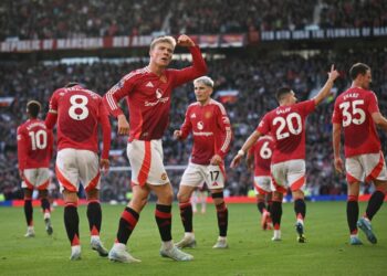 RASMUS Hojland meraikan jaringan nya ketika Manchester United berdepan Brentford di Old Trafford, malam ini.-AFP