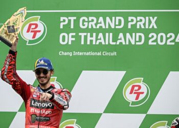 FRANCESCO Bagnaia meraikan kemenangannya di podium selepas memenangi MotoGP Grand Prix Thailand di Litar Antarabangsa Buriram, hari ini. - AFP