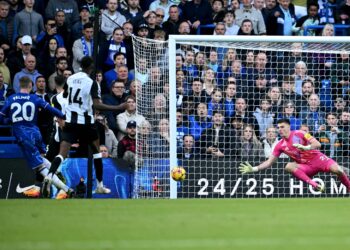 PENJAGA gol Newcastle United, Nick Pope (kanan), melepaskan gol kedua pasukannya yang dijaringkan oleh pemain tengah Chelsea, Cole Palmer, semasa perlawanan bola sepak Liga Perdana Inggeris (EPL) antara Chelsea dan Newcastle United di Stamford Bridge, London, hari ini. - AFP