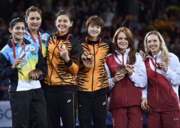 GANDINGAN negara, Vivian Hoo-Woon Khe Wei ketika meraih pingat emas badminton beregu wanita pada Sukan Komanwel Glasgow 2014. - AFP