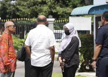 SURAIYA Izzaty Sabari (dua kanan) dan Ismail Baharom (kiri) hadir ke Mahkamah Majistret bagi mengikuti proses pendakwaan terhadap dua suspek yang membunuh Sabari Baharom di Kubang Pasu. - UTUSAN/ SHAHIR NOORDIN